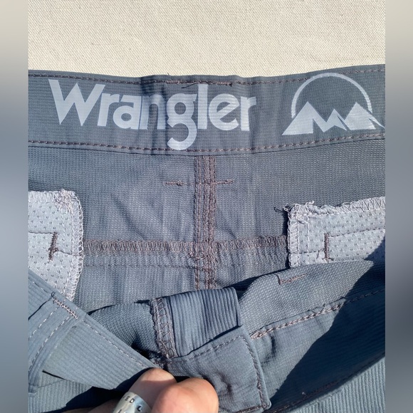 Like New Wrangler Men's Casual Grey Flat Front Shorts Lightweight Breathable 46 - Picture 4 of 5